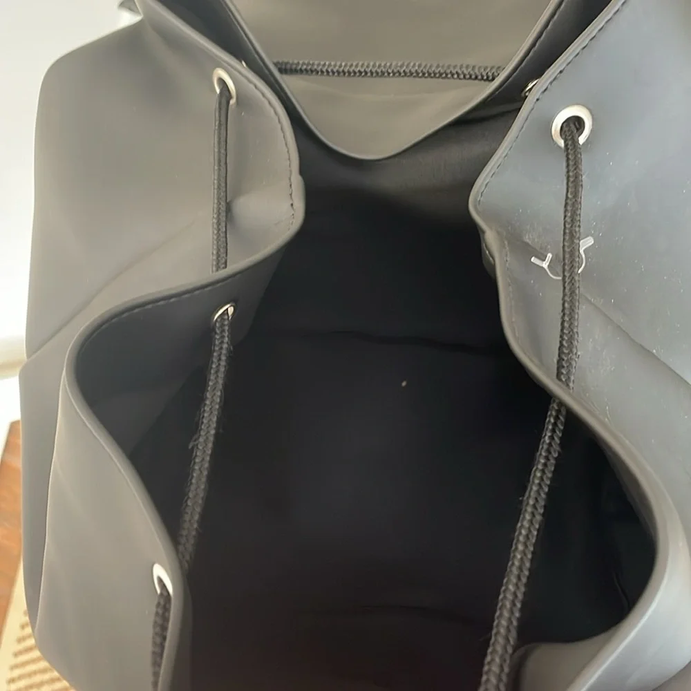 O Bag - Small Classic Backpack - Black - Picture 4 of 10